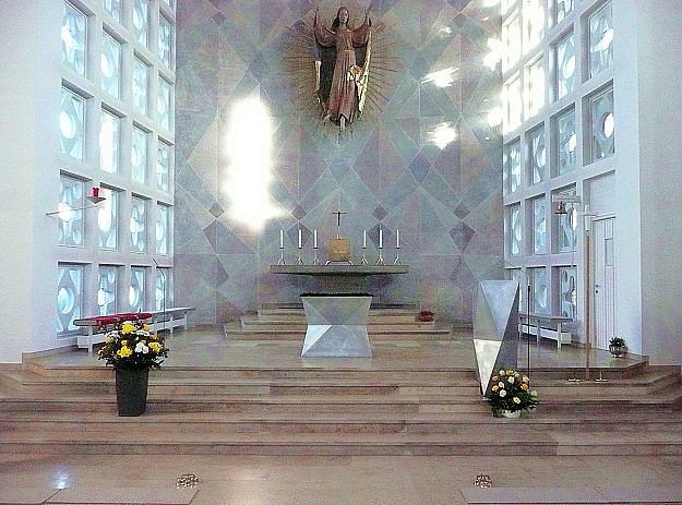 Der neue Zelebrationsaltar ist kleiner und besteht wie der Ambo von 2007 und der neue Taufbrunnen aus prismenförmigen, 15 mm bzw. 8 mm starken Aluminiumplatten