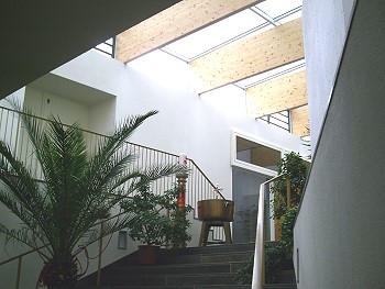 Das Foyer: eine mit Glas überdeckte Vorhalle  Das Foyer: eine mit Glas überdeckte Vorhalle