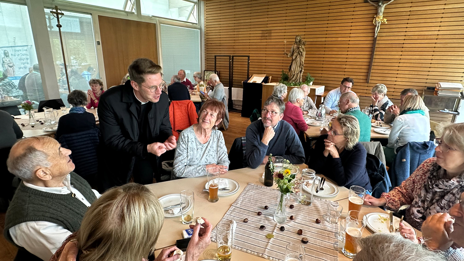 Mittagessen im Kirchensaal