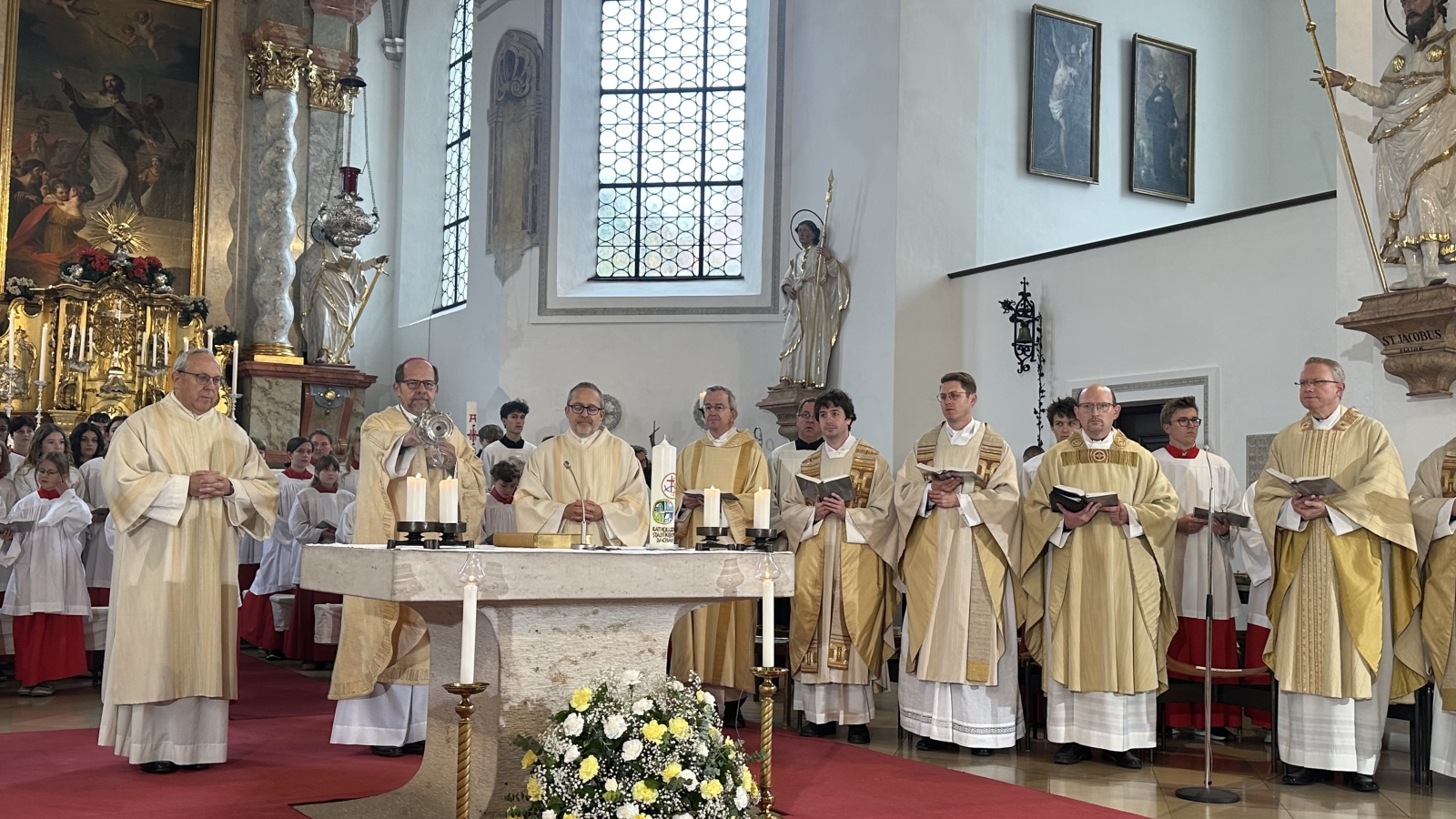 Weihbischof Wolfgang Bischof inzensiert den Altar