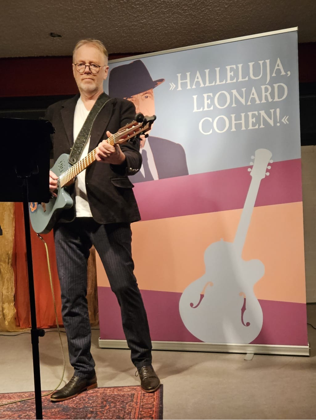 Uwe Birnstein trug gekonnte mit Gitarre vor