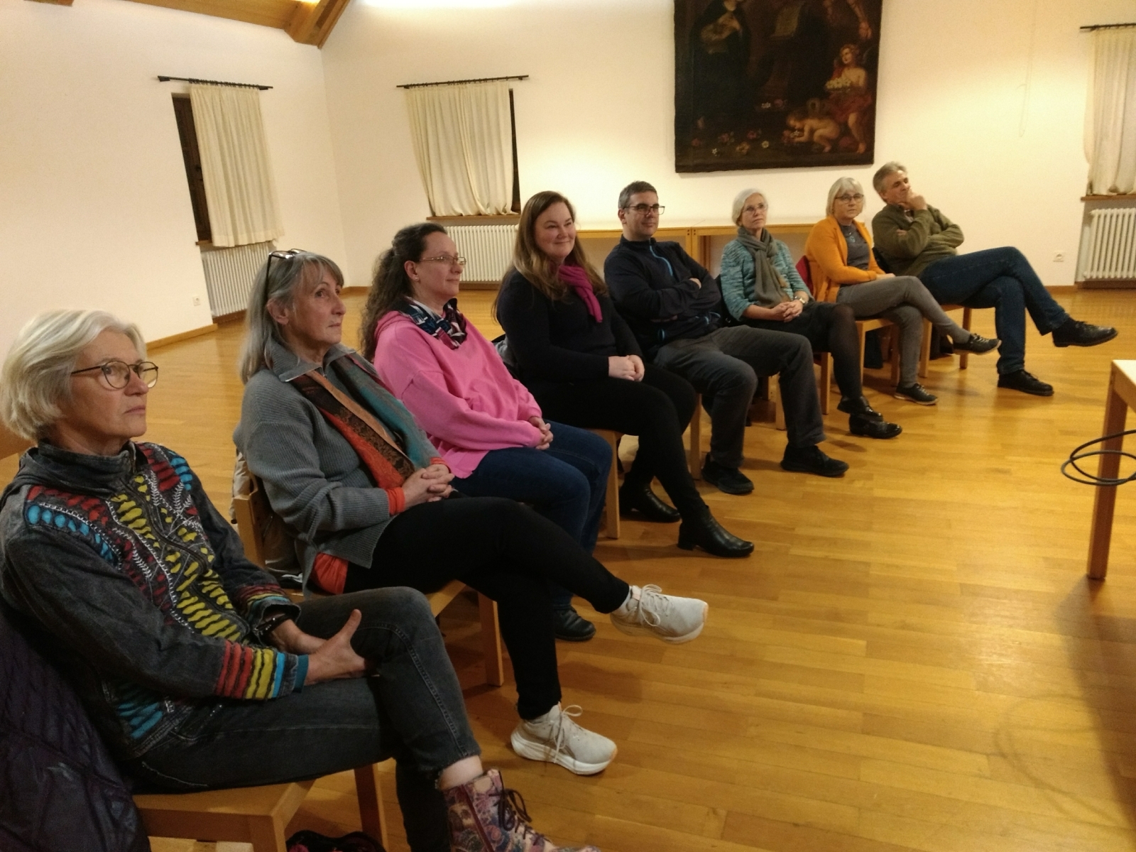 Gespanntes Zuhören beim Vortrag über Zivilcourage