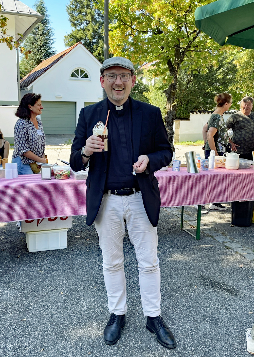 Pfarrer Gnan mit Eis