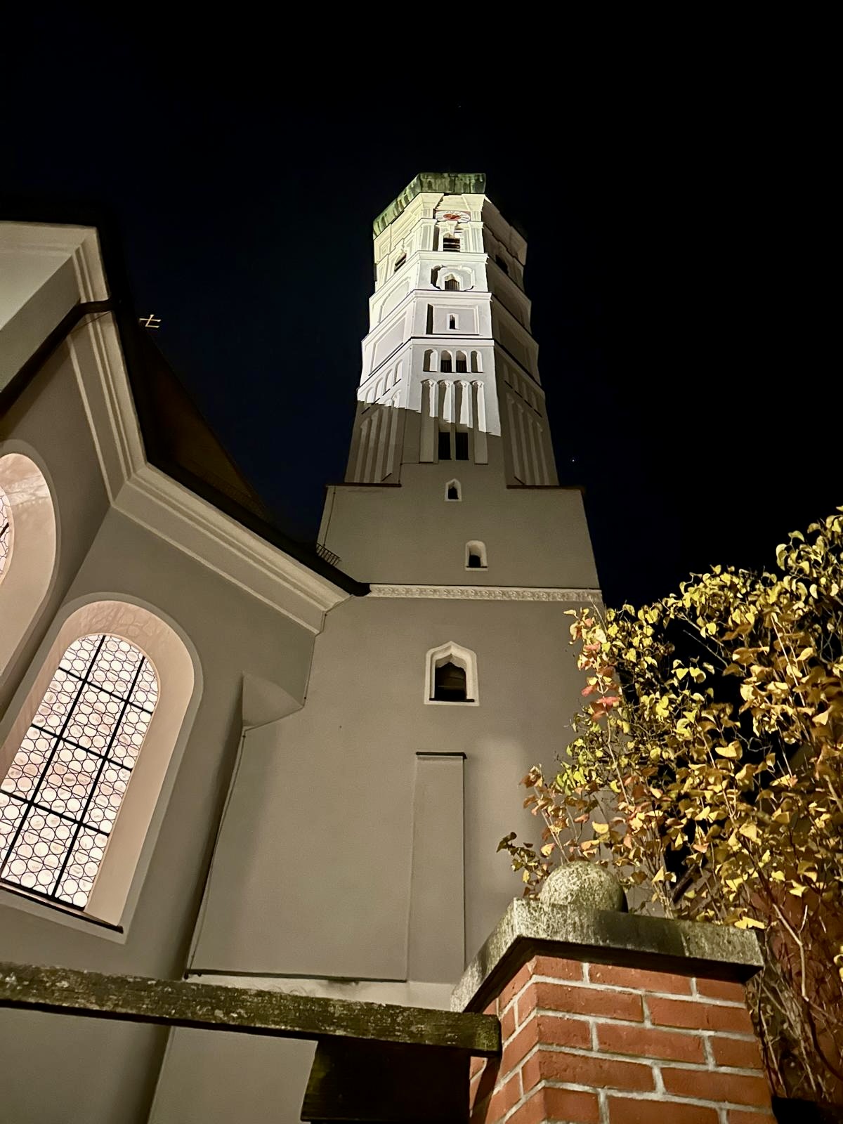 Der Kirchturm von St.Jakob von unten aufgenommen. Angestrahlt in Dunkelheit.
