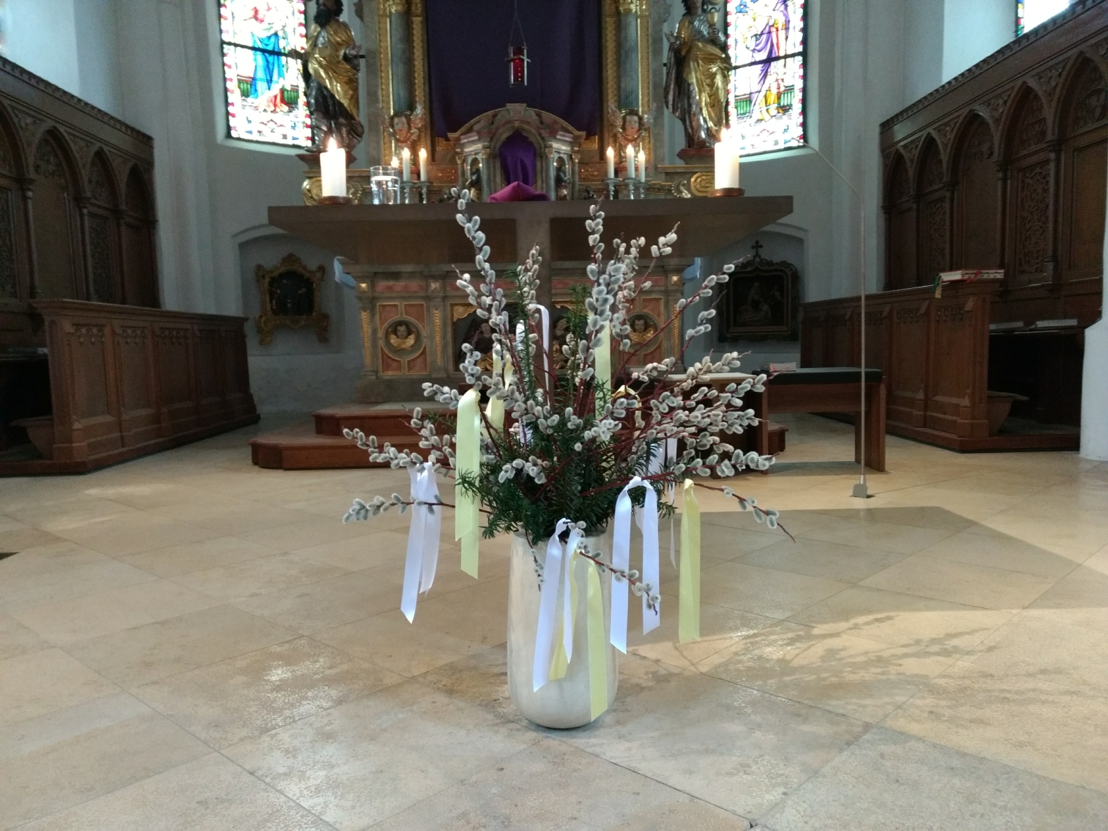 Palmbuschen vor dem Volksaltar in Pfarrkirche Mitterndorf