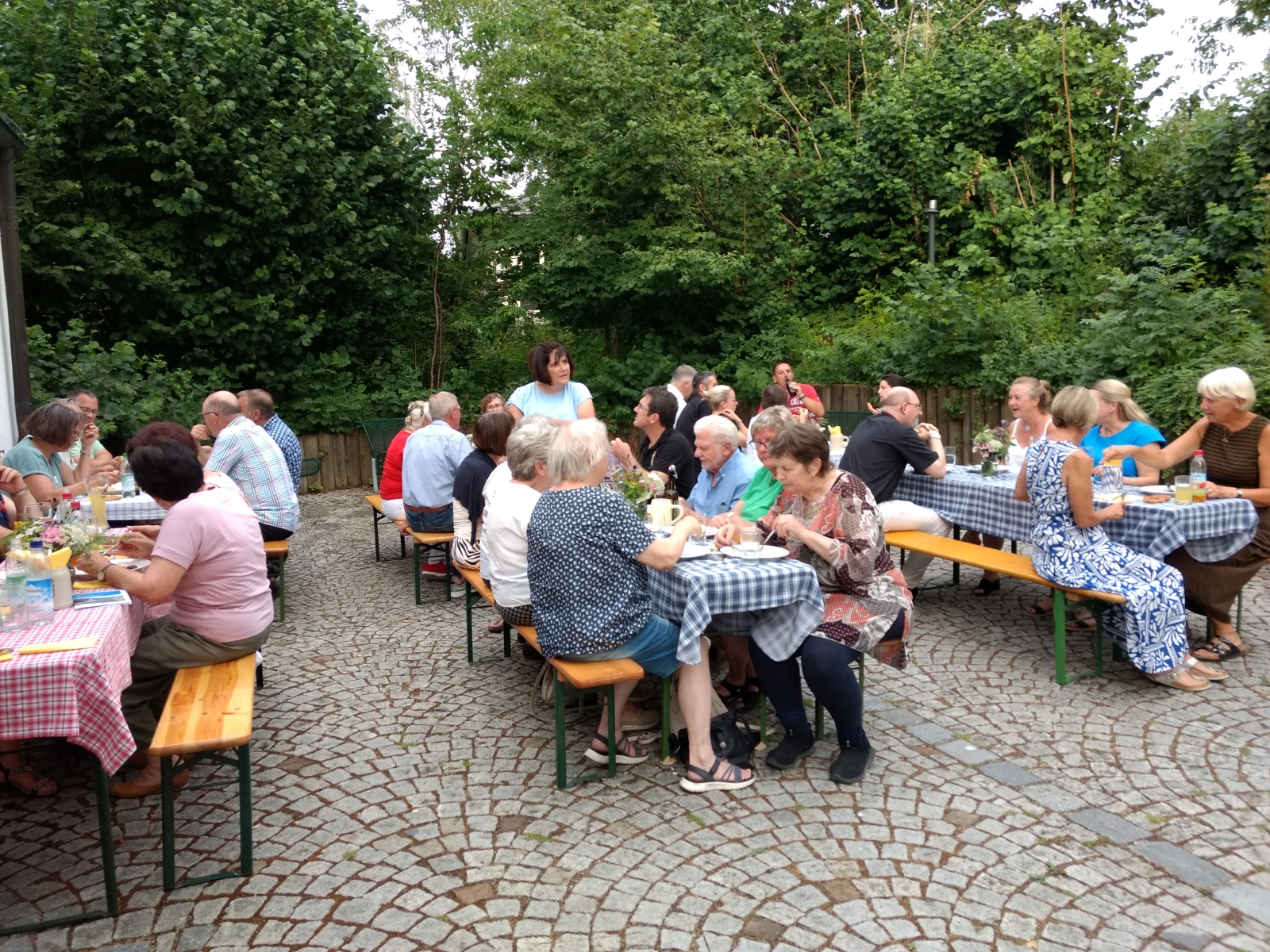 Vor dem Pfarrhaus versammelt