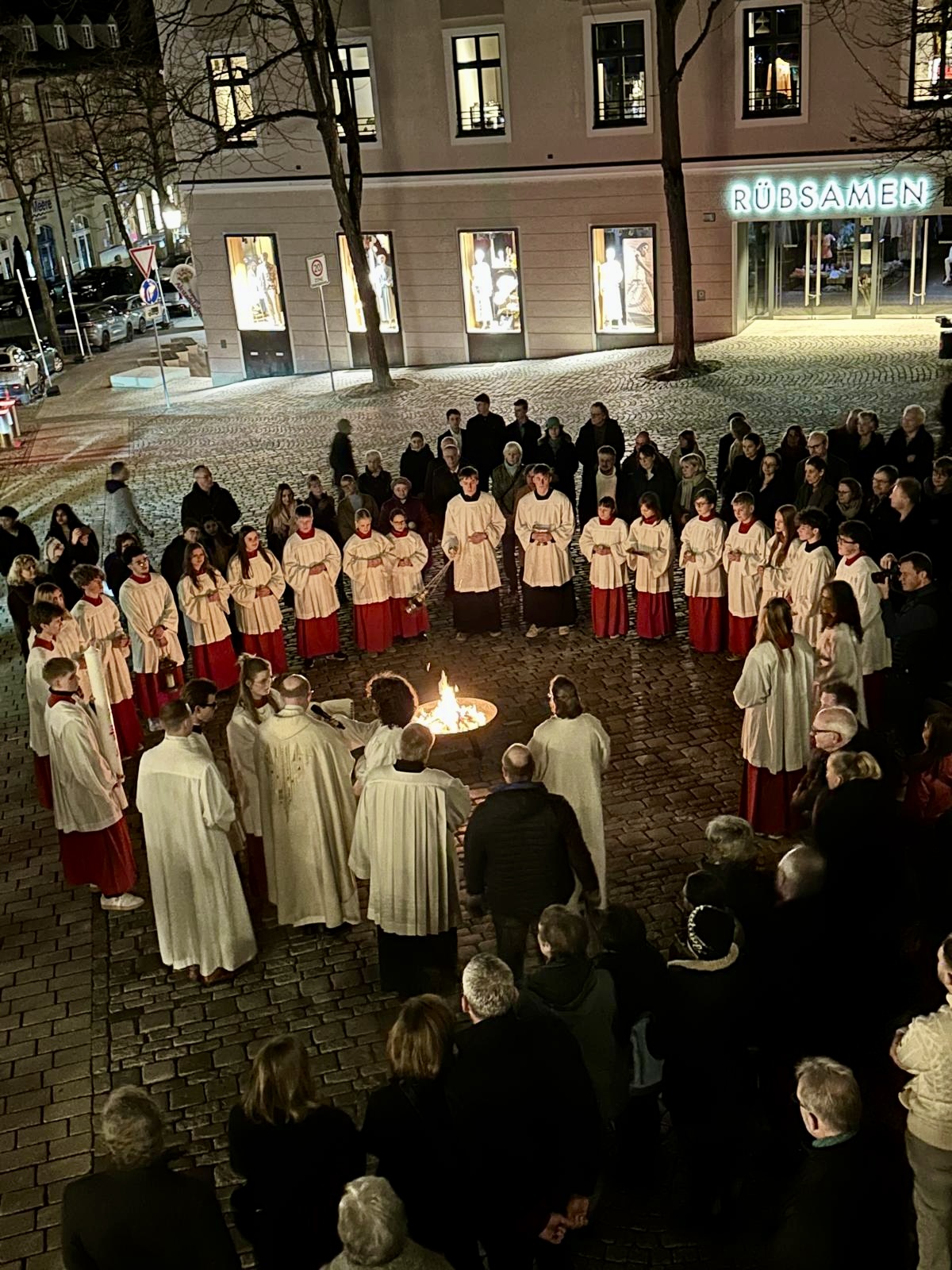 Entzündung der Osterkerze am Schrannenplatz