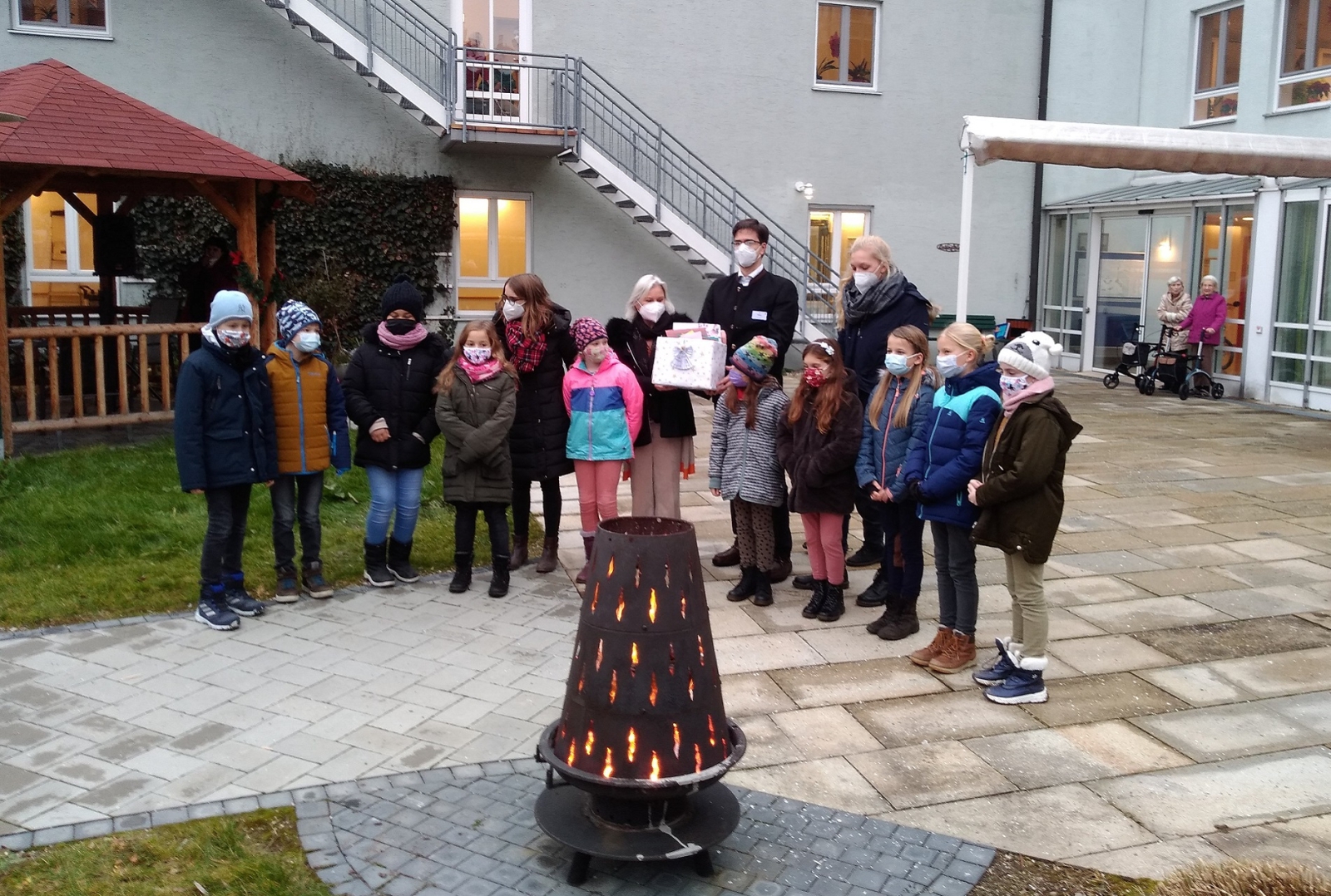 Die Gäste aus der Grundschule an der Klosterstraße bei der Übergabe der Briefe im Garten des Marienstifts