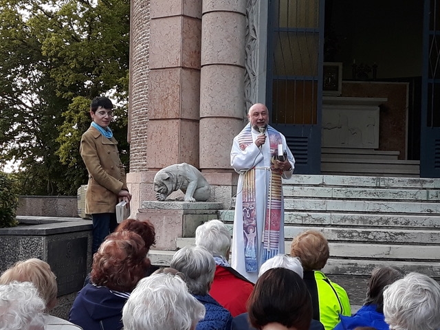 Vor der Kapelle Regina Pacis