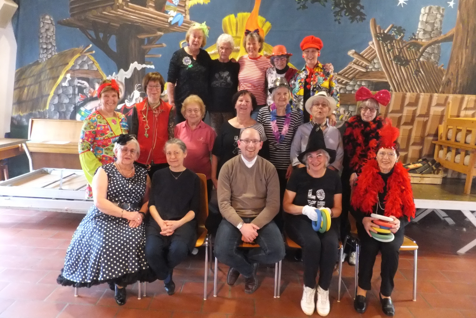 Unser Stadtpfarrer Dr. Benjamin Gnan bei der Seniorengymnastikgruppe