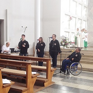 Die RolliGang umrahmt den Gottesdienst musikalisch