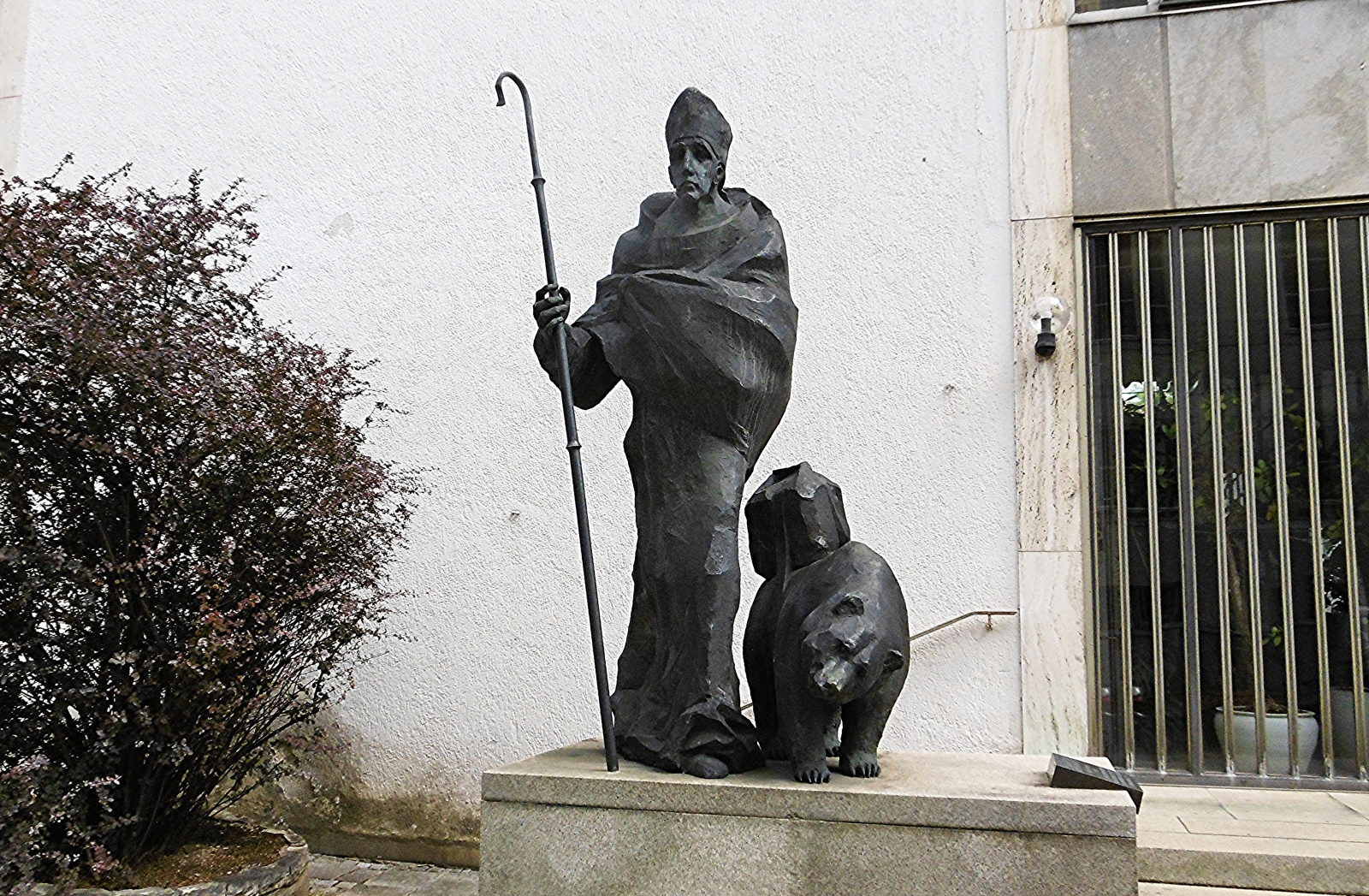 Hl. Korbinian - Patron des Erzbistums München und Freising (Statue am Gebäude des Erzb. Ordinariats in der Maxburgstraße der Münchner Altstadt)