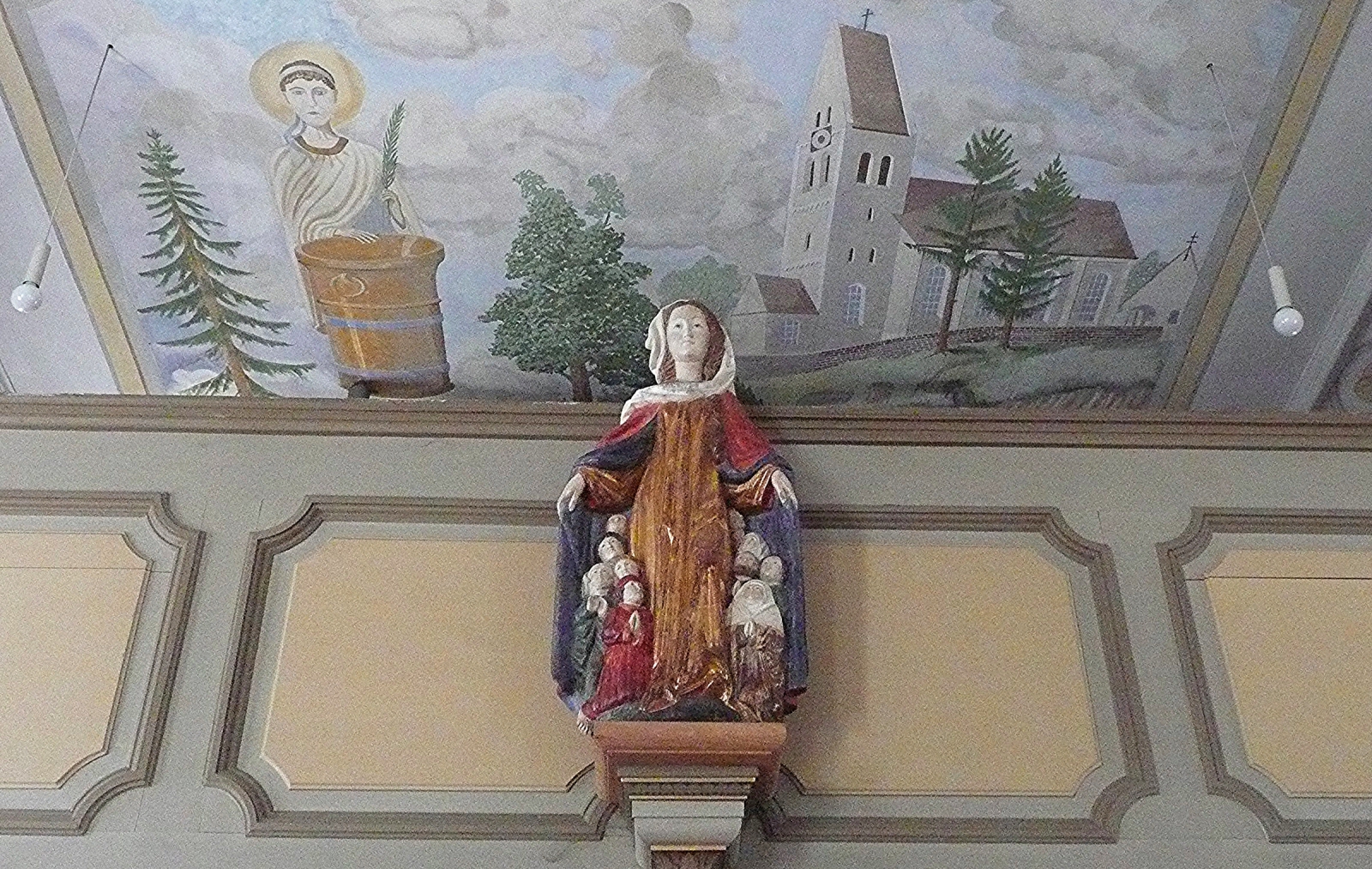 Schutzmantelmadonna an der Empore in der Filialkirche St. Vitus in Günding