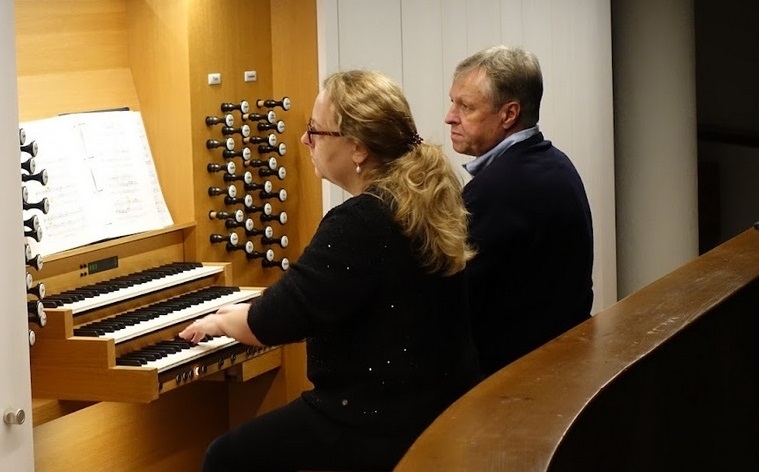 Anne Horsch und Assistent an der Kaps-Orgel in der Kirche Mariä Himmelfahrt Dachau