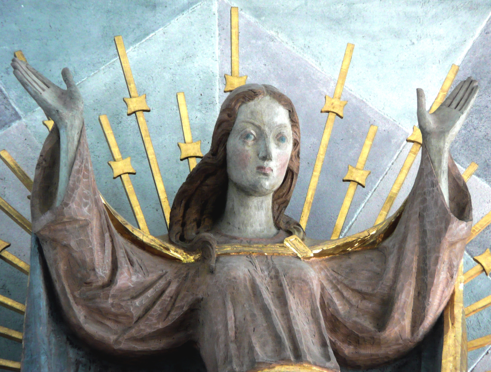 Marienfigur des Münchner Bildhauers Prof. Franz Lorch in der Apsis der Pfarrkirche Mariä Himmelfahrt