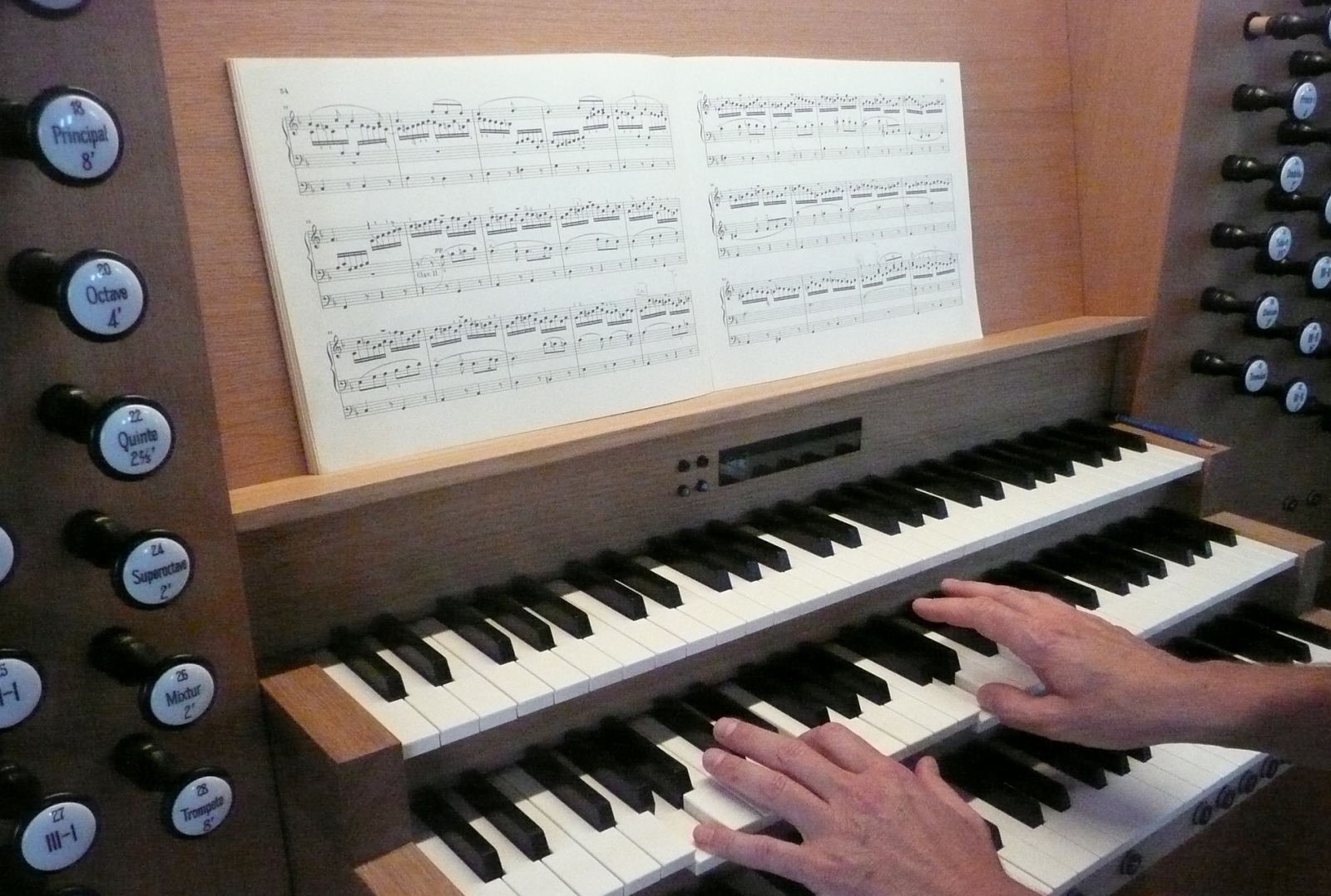 Rainer Dietz am Spieltisch der Kaps-Orgel in der Pfarrkirche Mariä Himmelfahrt Dachau