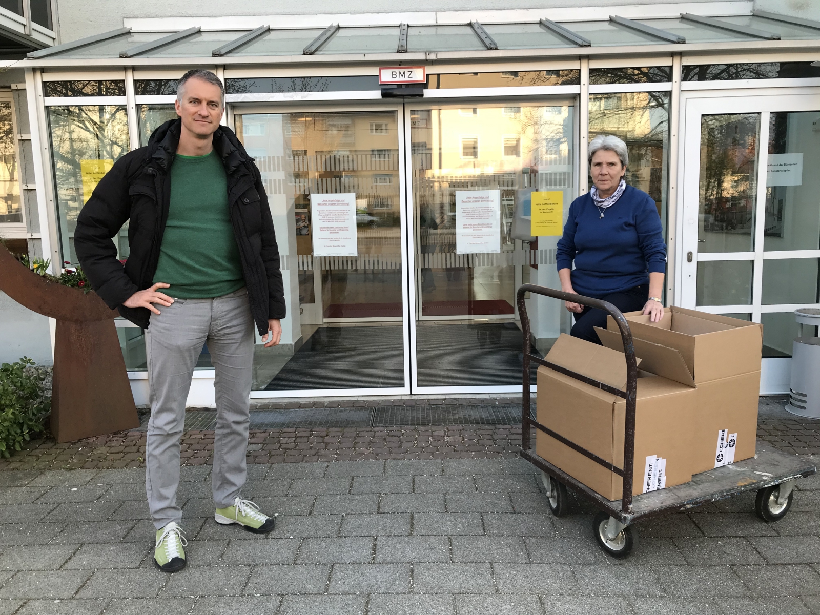 Alexander Roth, Vice President und General Manager, übergibt die Spende an Jutta Schlieske