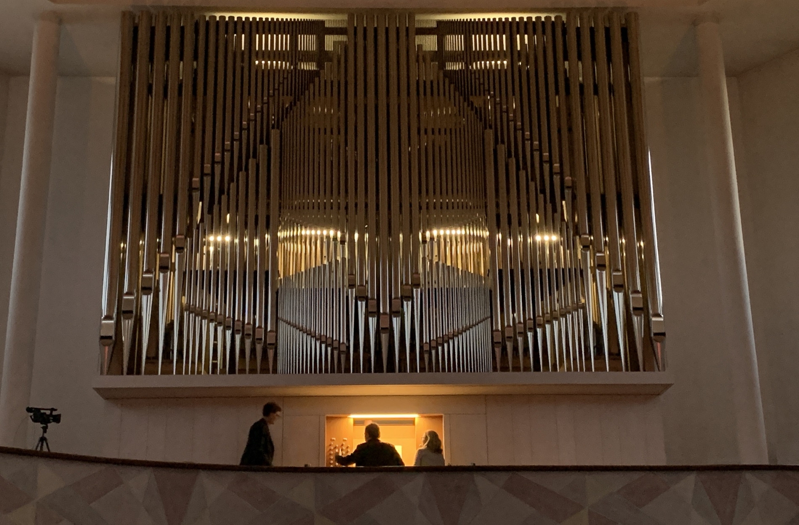 Vor dem Konzert mit Willibald Guggenmos  (Domorganist St. Gallen/Schweiz)  -  Einstellungen an der Orgel