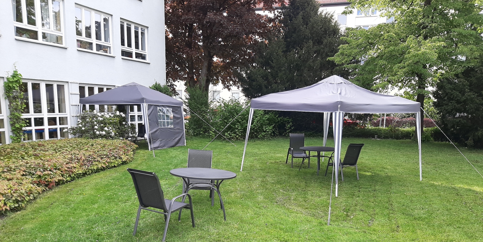 Die Pavillons vor dem Besucherfenster des Marienstifts
