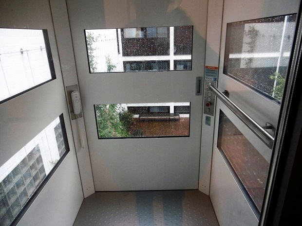 Blick in die Aufzugskabine beim Halt im Obergeschoss