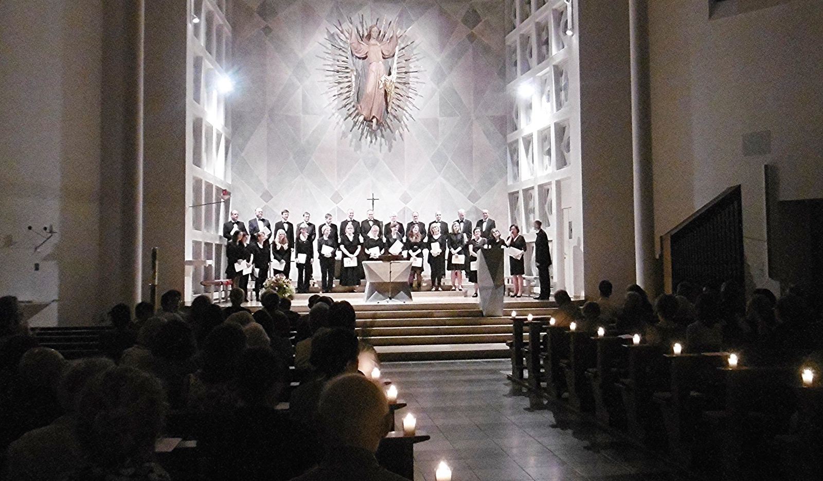 Der Dachauer Kammerchor bei einem Nachtkonzert bei Kerzenschein