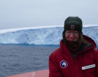 Die Referentin, Dr. Franziska Bergmeier, am Schiff vor einem Eisberg  